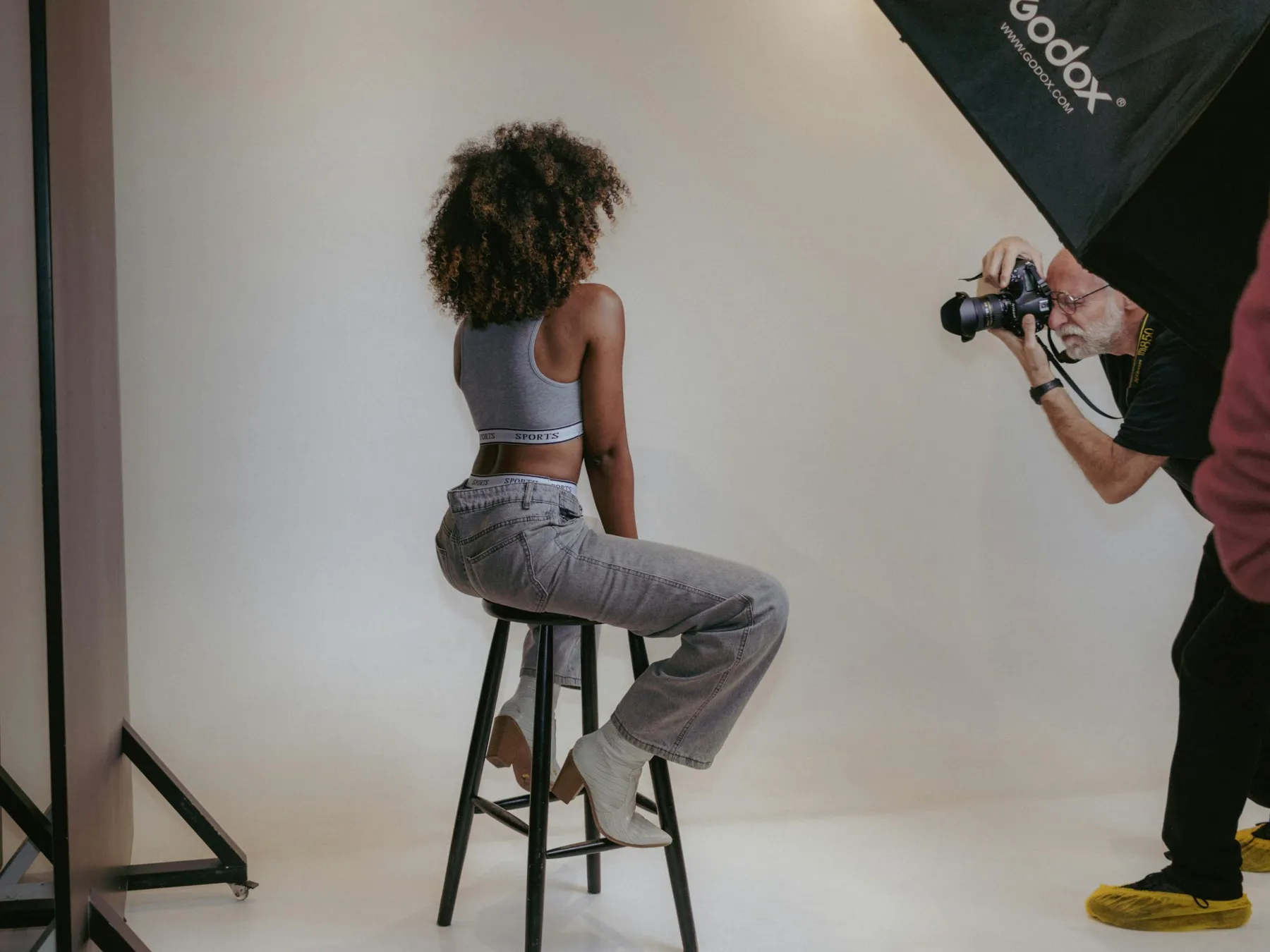 Inscenizowany portret studyjny z dramatycznym oswietleniem w stylu fotografii edytorialnej
