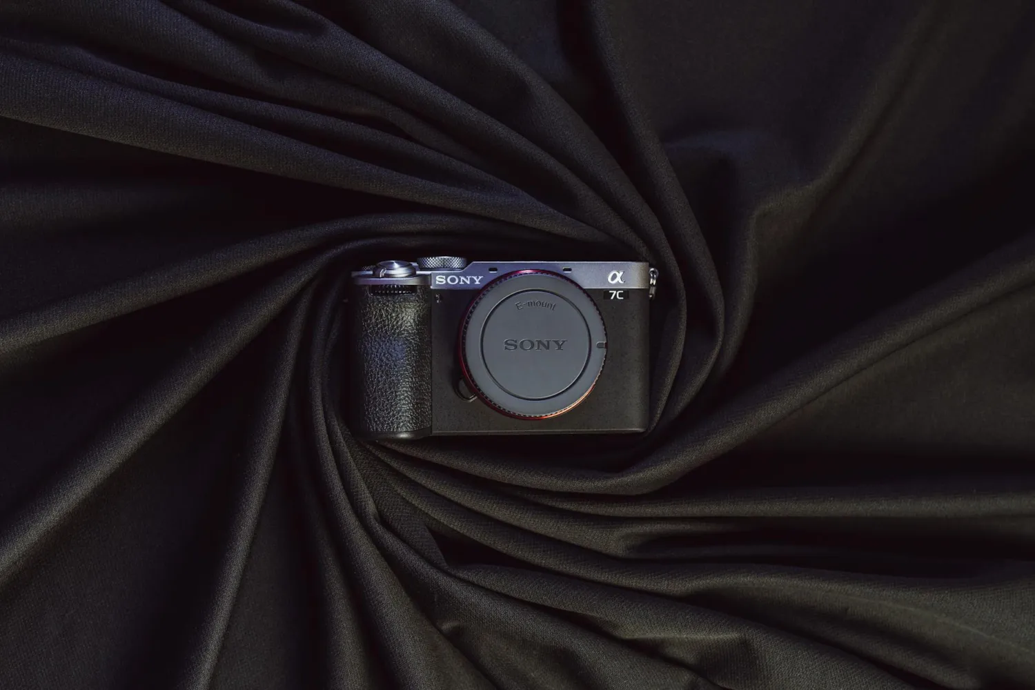 Nowoczesny aparat cyfrowy mirrorless z obiektywem