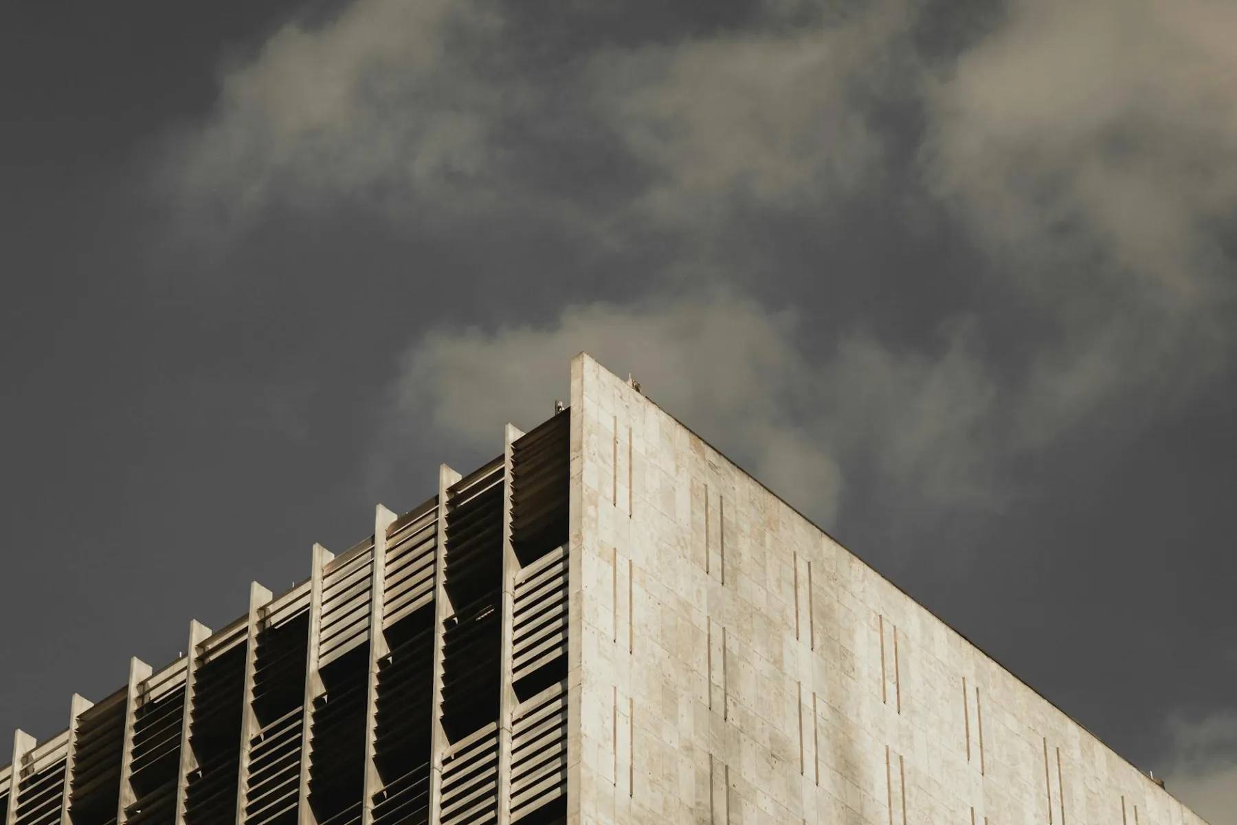 Fotografia architektury nowoczesnego budynku w godzinę złotą