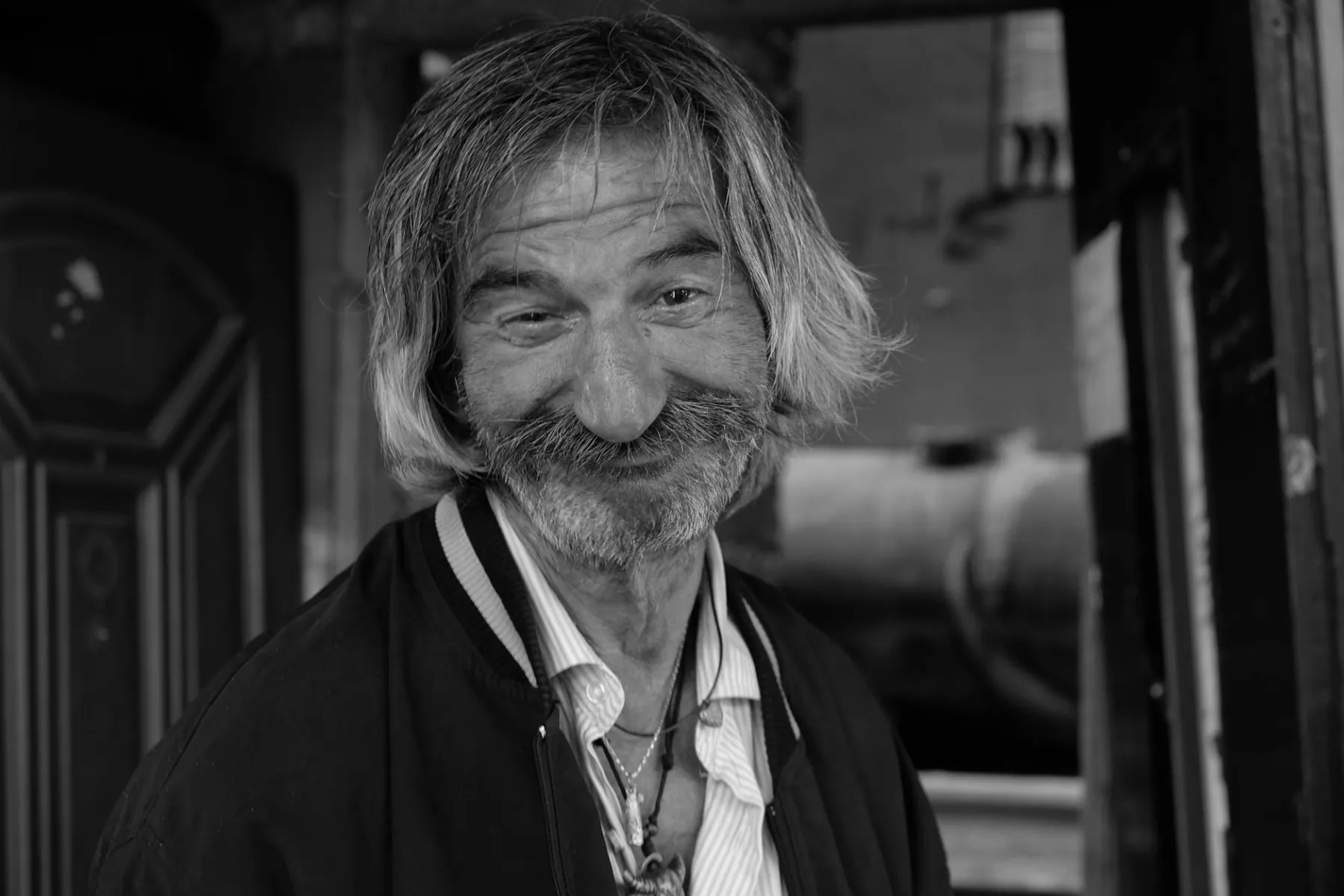 Fotografia dokumentalna portretowa z czarno-białą stylistyką