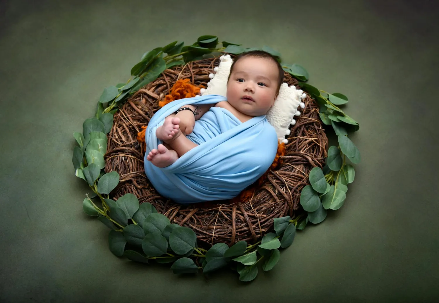 Sesja noworodkowa w studio fotograficznym z miękkim oświetleniem