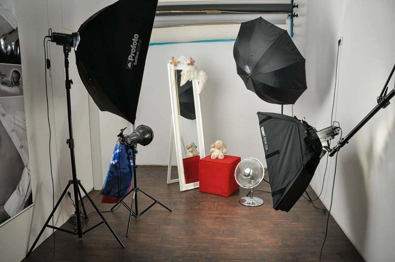 Sesja portretowa w studio fotograficznym z softboxem i białym tłem