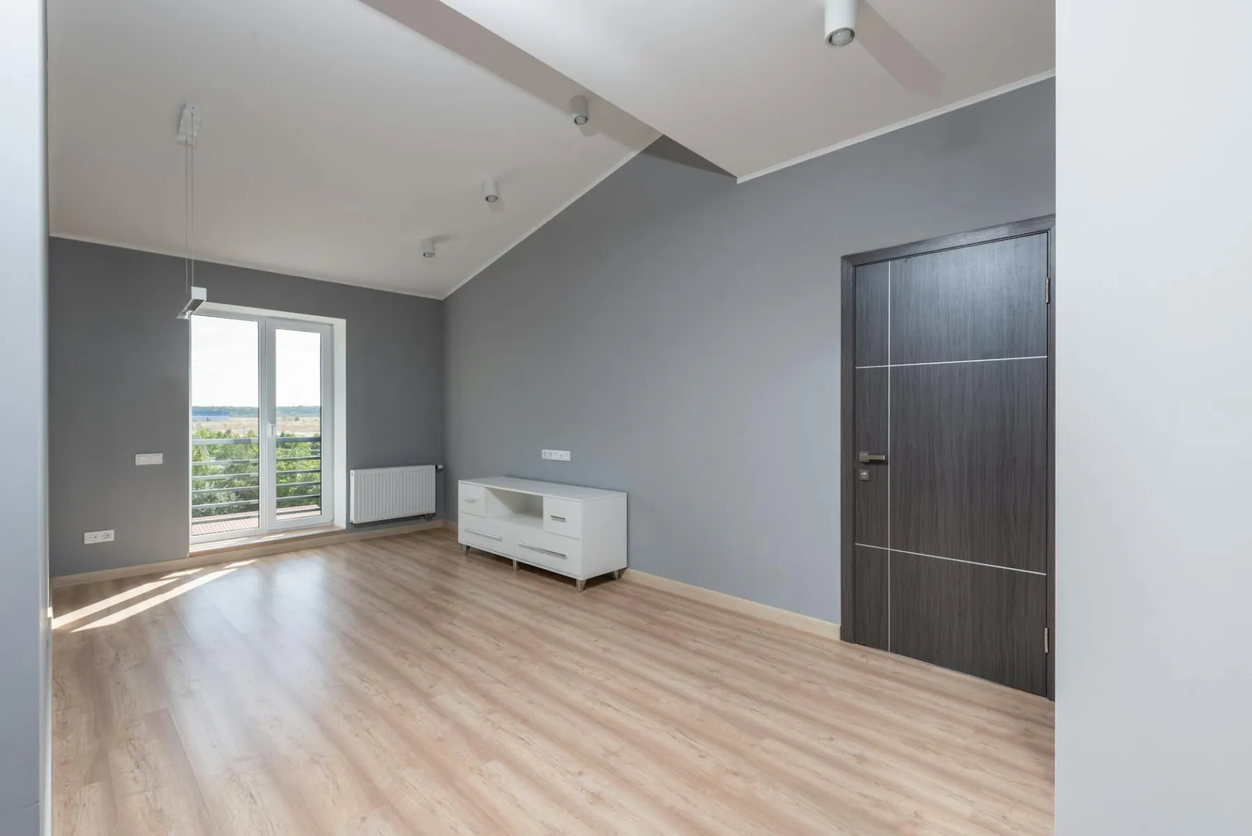 Fotografia wnętrz nowoczesnego apartamentu z naturalnym światłem