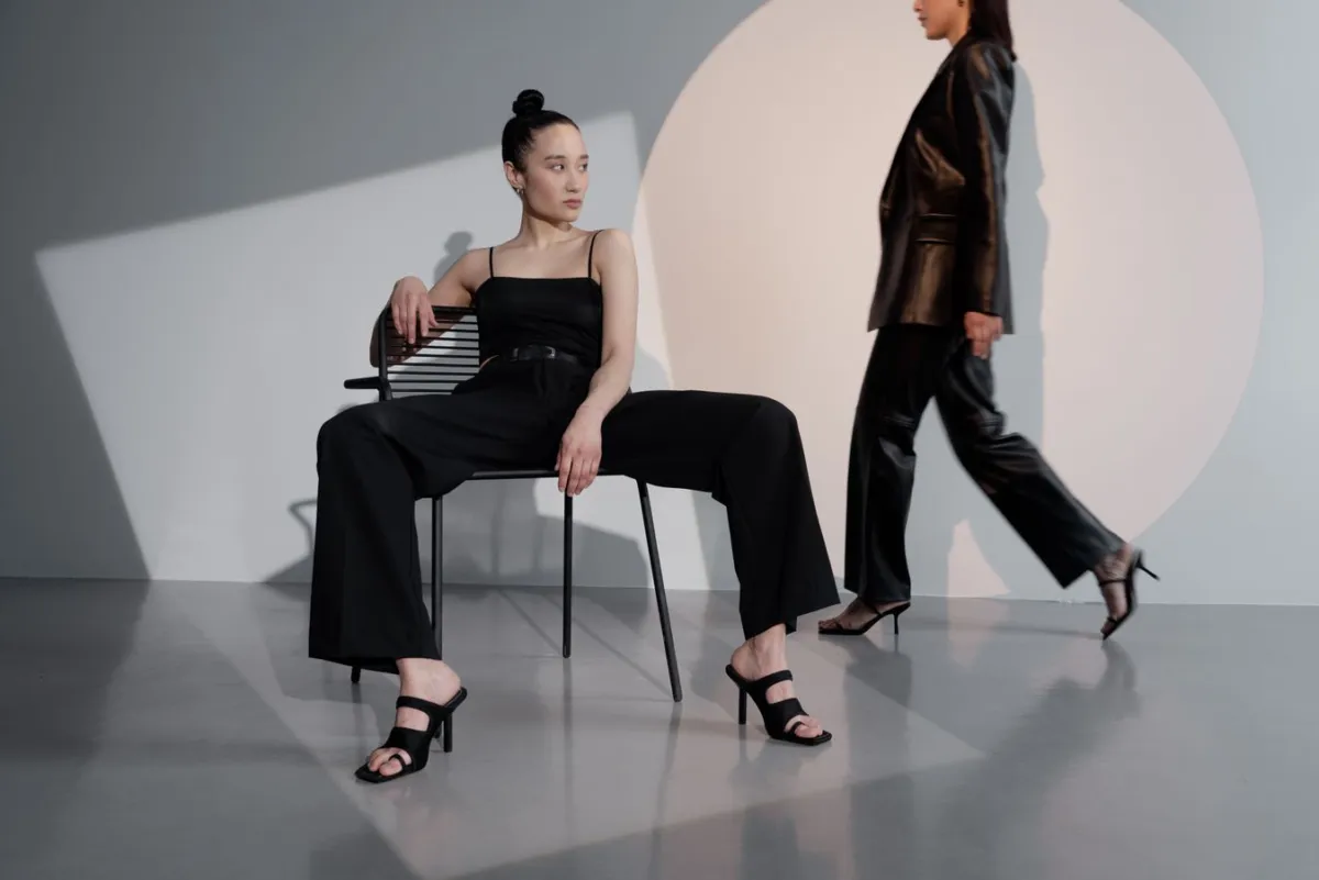 Elegancka czarno-biala sesja mody w studiu, nawiazanie do stylu Helmuta Newtona