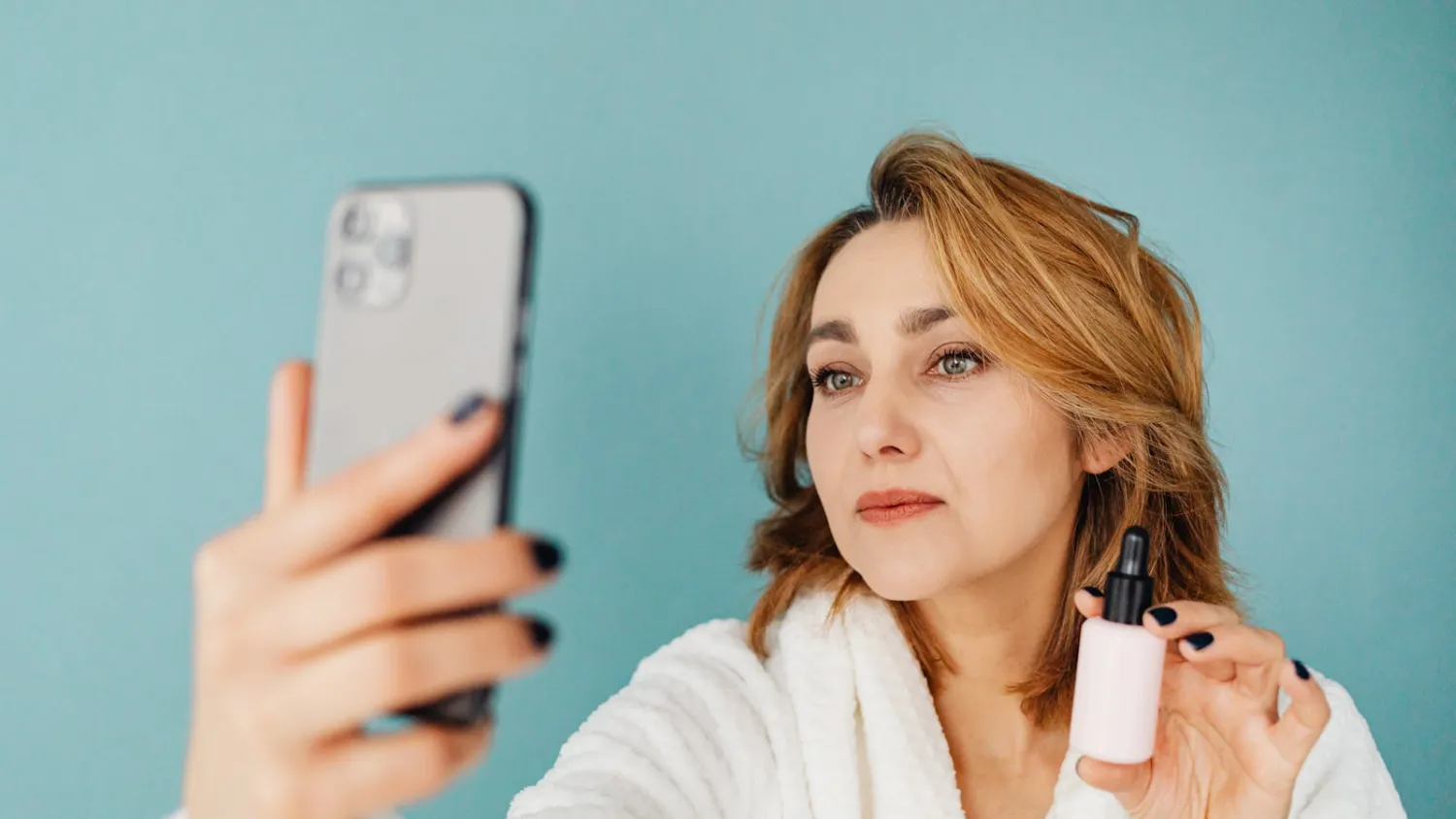 Ustawienie do zdjęcia do CV w domu: telefon, statyw i światło z okna