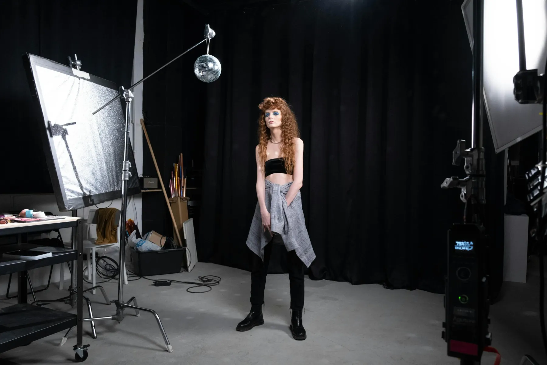 Sesja mody w studiu fotograficznym (zdjecie ilustracyjne, nie przedstawia Marcina Tyszki)