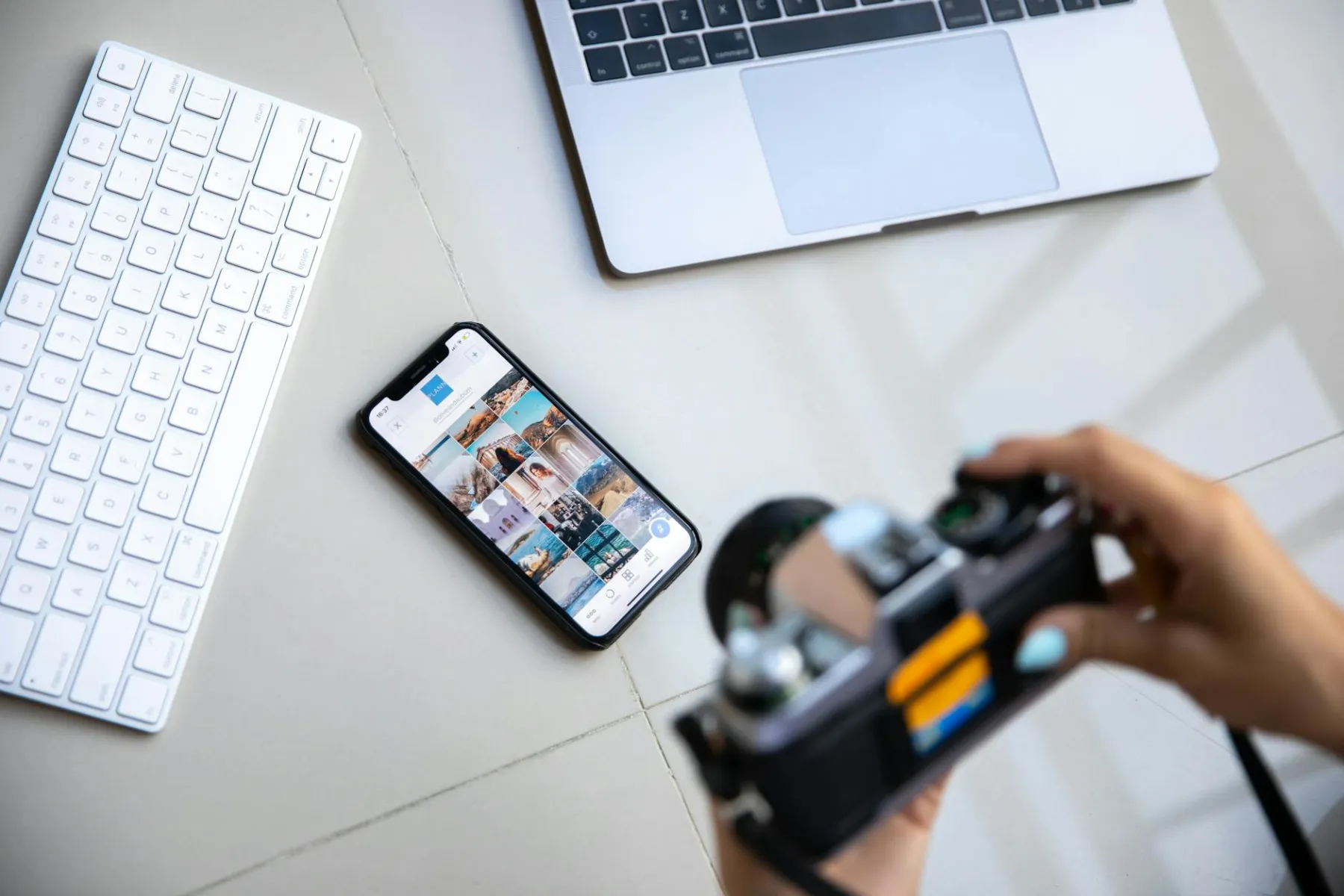 Portfolio fotografa profesjonalnego z laptopem i aparatem