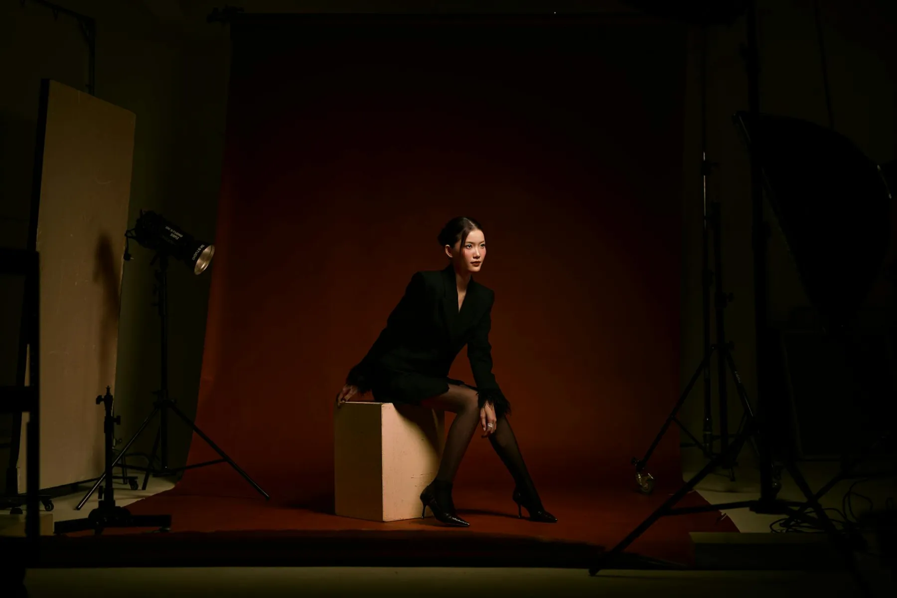 Pozowanie modelki w studio fotograficznym podczas sesji portretowej