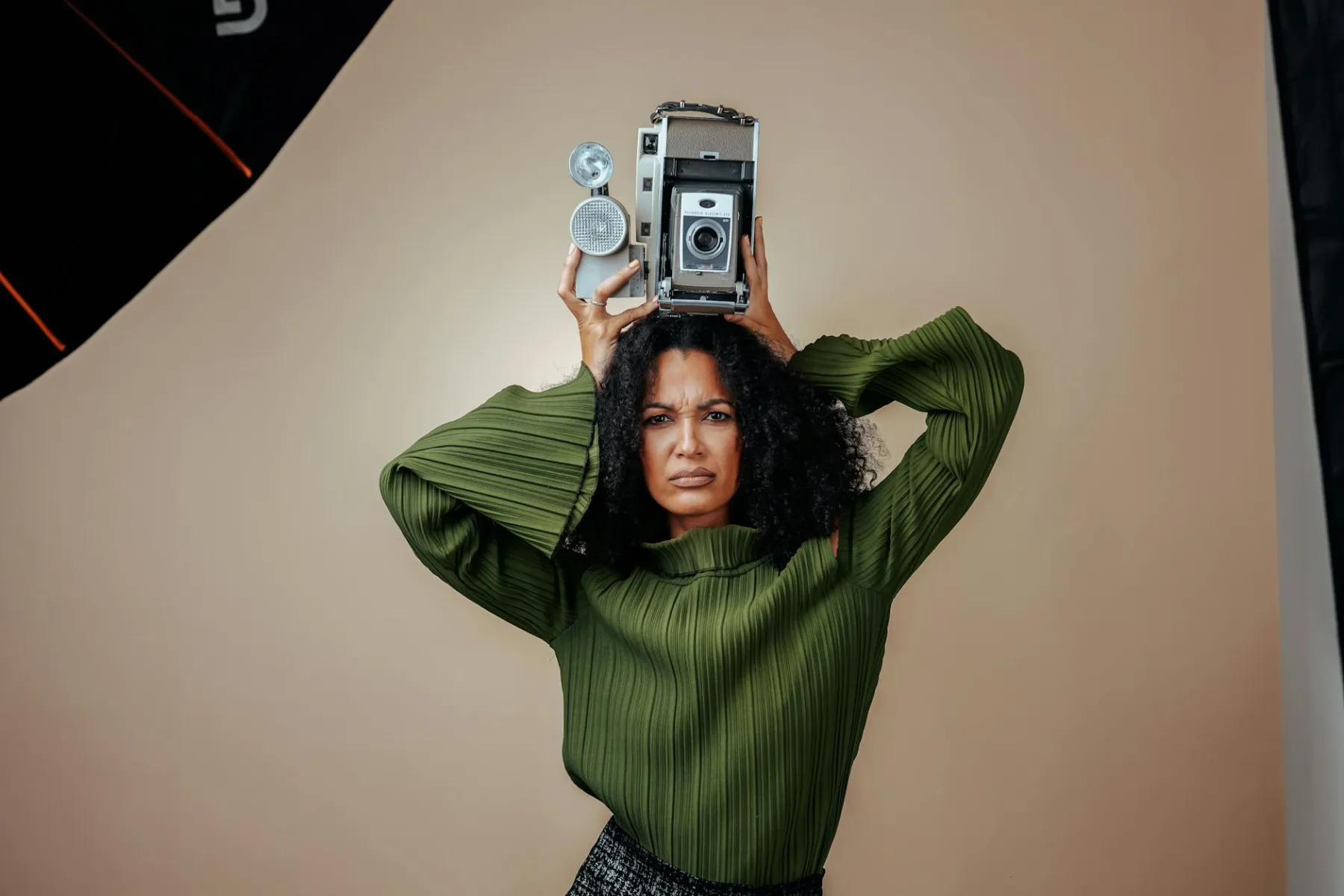 Pomysł na sesję kobiecą z rekwizytem aparatu w studio fotograficznym