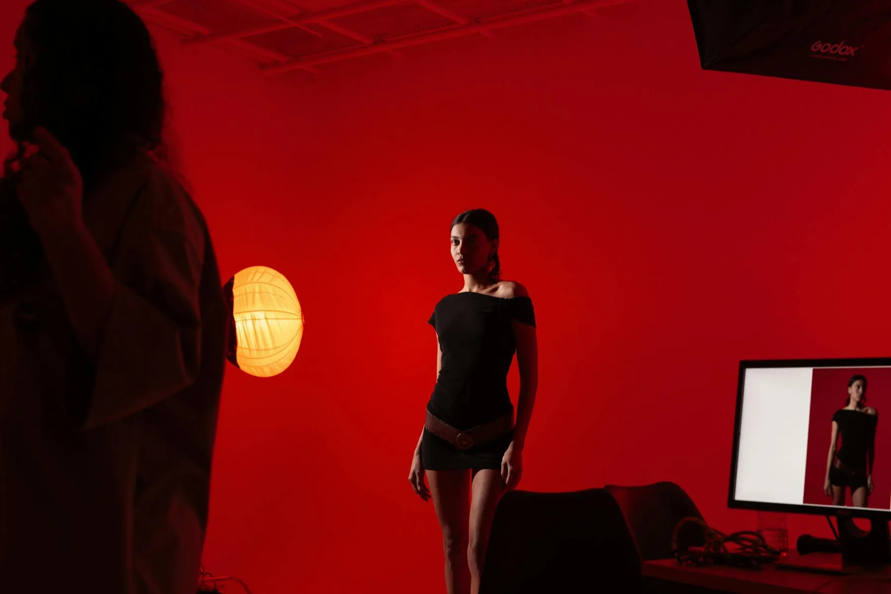 Kreatywna sesja kobieca w studio z dramatycznym czerwonym światłem