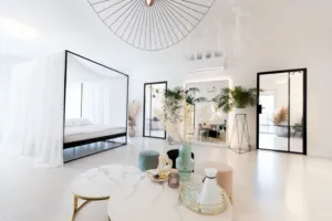 przestrzeń wypoczynkowa, łóżko z baldachimem w LIRYKA studio