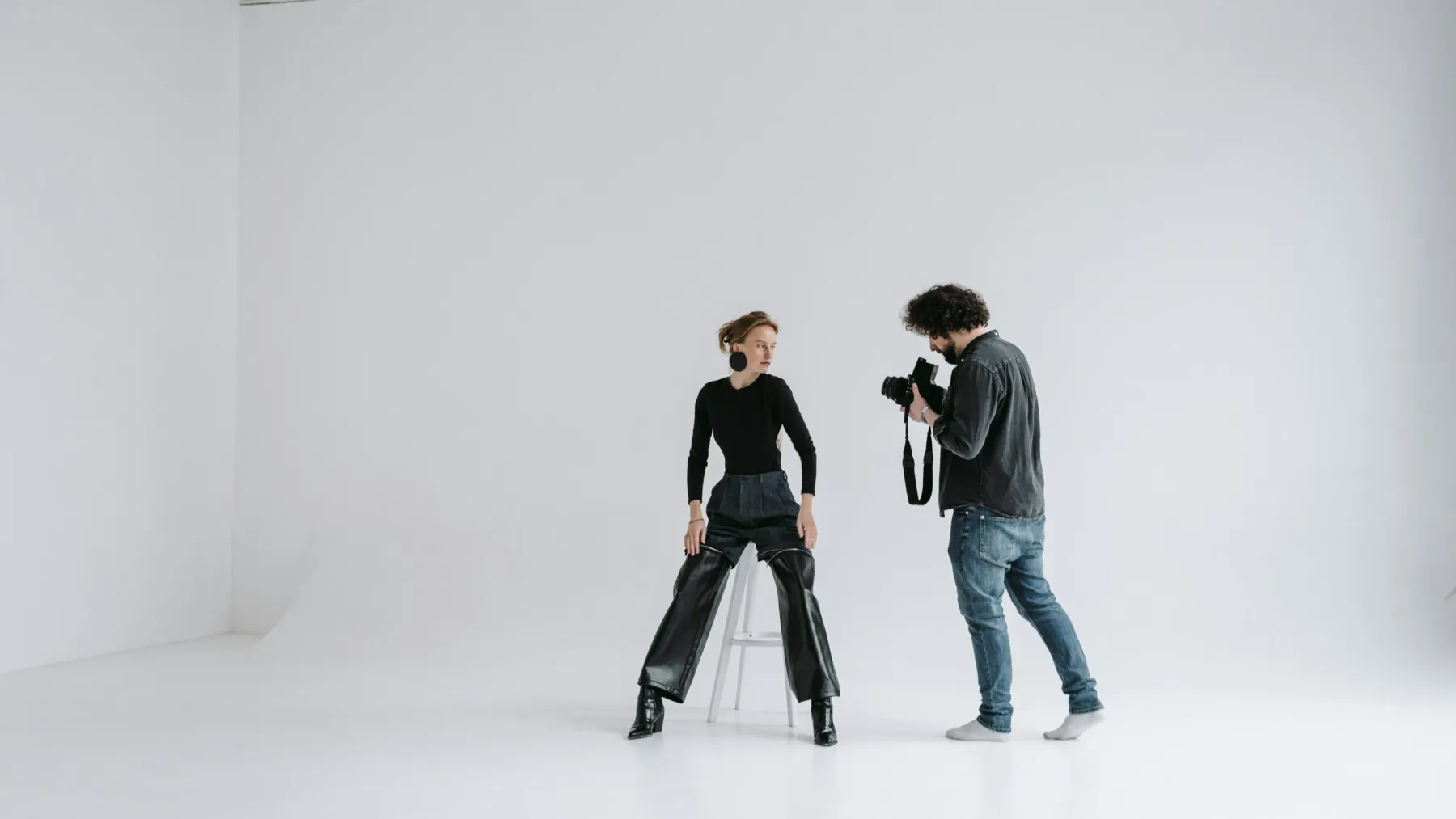 Modelka pozuje do zdjec podczas sesji TFP w studiu fotograficznym