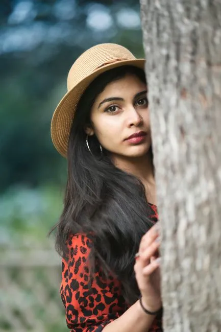 Sesja fotograficzna w plenerze - portret kobiety w naturze