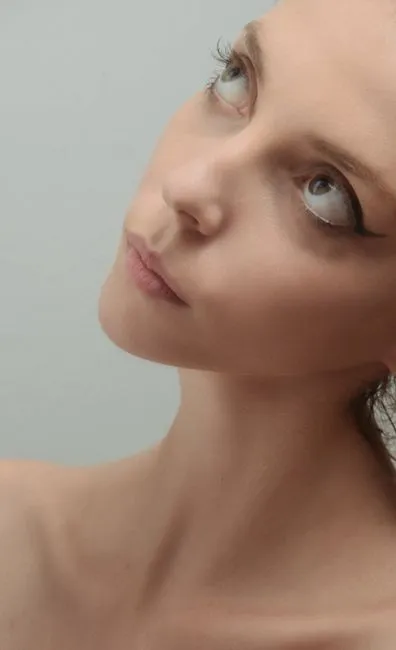 Digitals modelki - portret twarzy bez mocnego makijażu na neutralnym tle