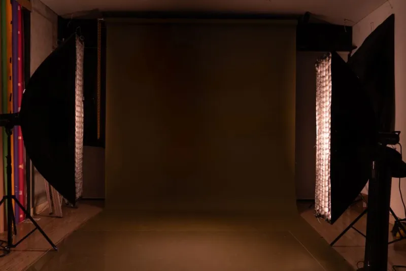 Studio fotograficzne z profesjonalnym oświetleniem i tłem