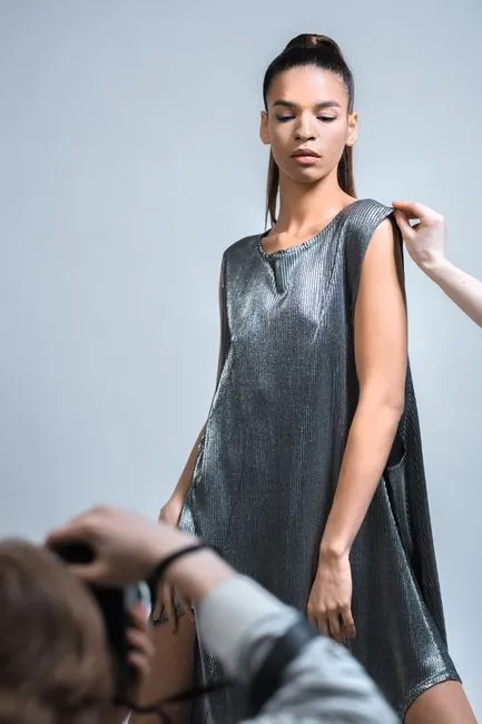 Modelka w sukni wieczorowej podczas sesji zdjęciowej w studio