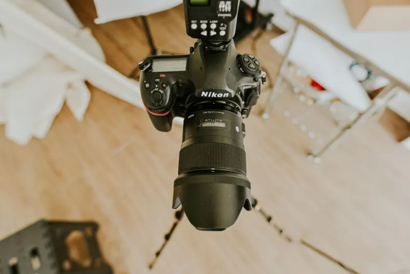 Aparat DSLR na statywie w studio fotograficznym - przygotowanie sprzętu do sesji