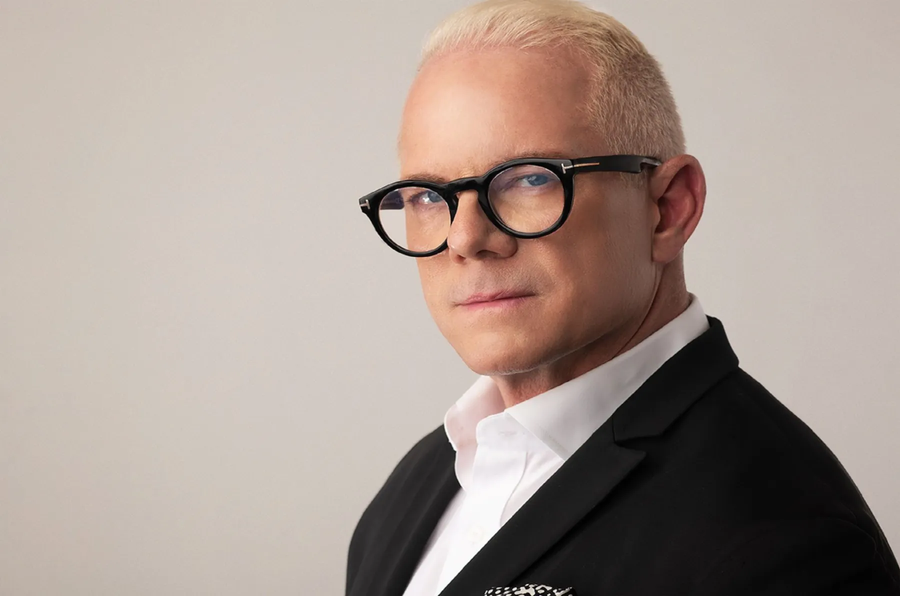 Headshot na LinkedIn: profesjonalny portret biznesowy mezczyzny na neutralnym tle