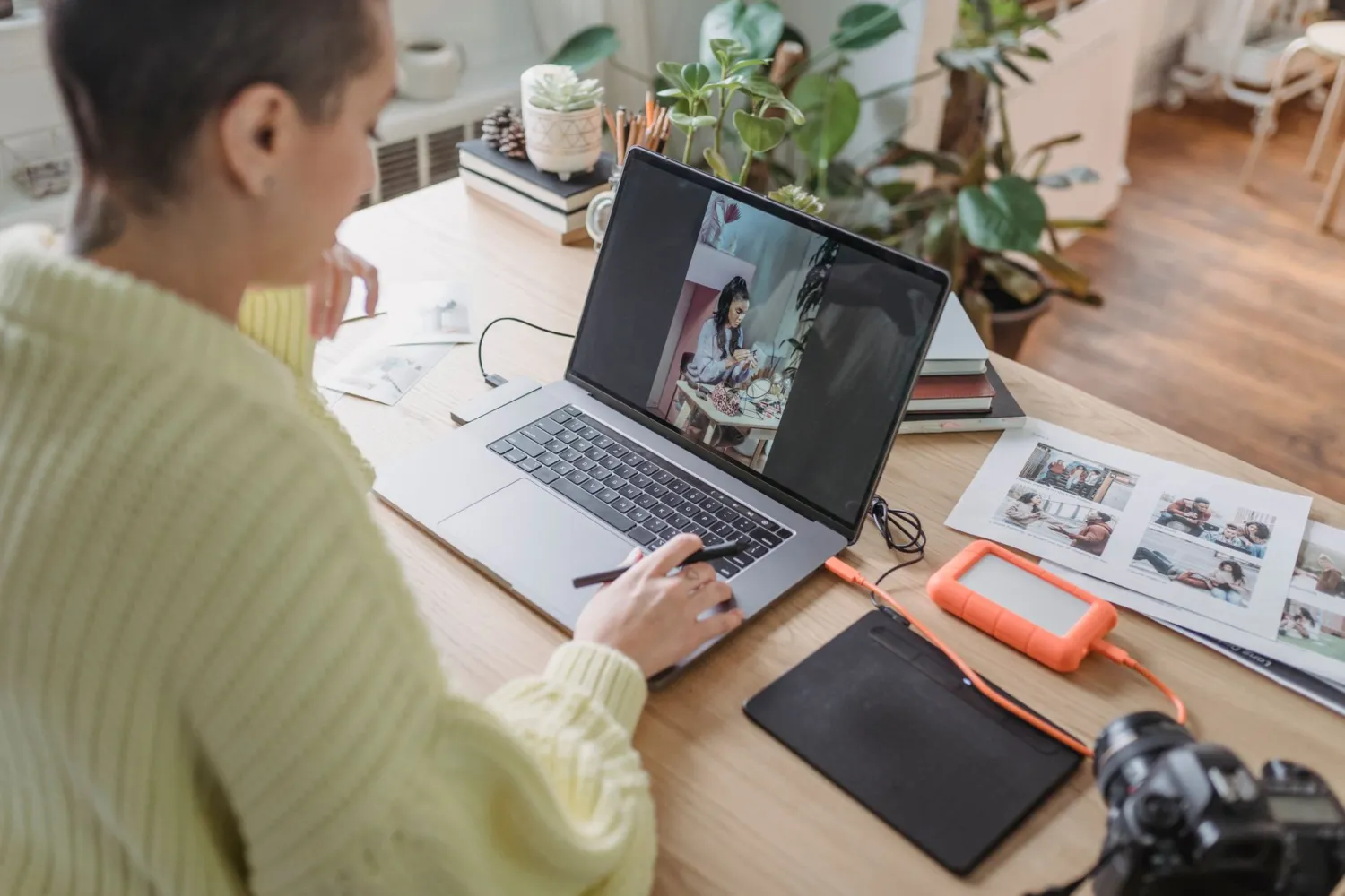 Jak wgrać presety do Lightroom: edycja zdjec na laptopie z otwartym programem