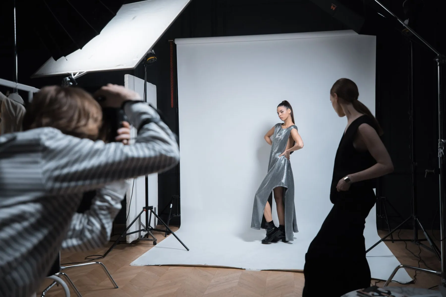 Umowa TFP w praktyce: modelka i fotograf podczas sesji w studiu