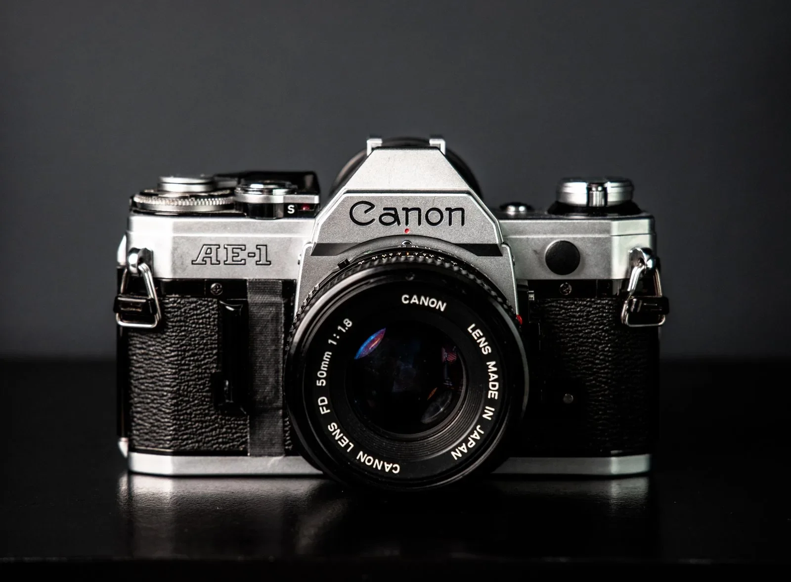 Canon AE-1 z obiektywem FD 50 mm f/1.8, lustrzanka z mocowaniem FD
