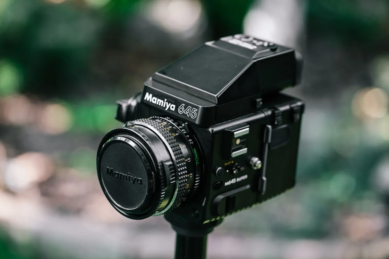 Mamiya 645 Super z pryzmatem i magazynkiem na film, średni format 6x4,5 cm