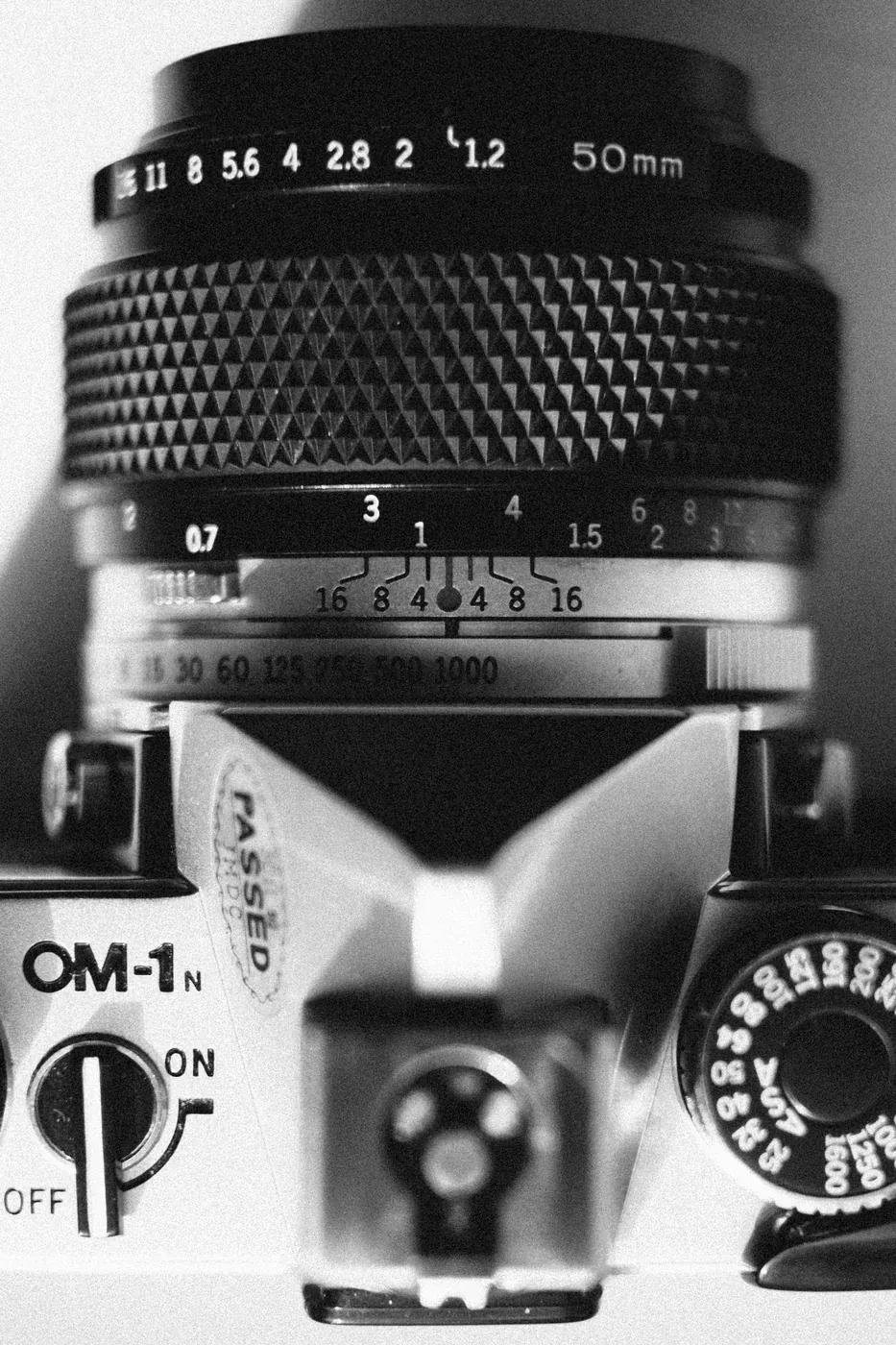Olympus OM-1N od góry: pierścień czasów wokół mocowania i obiektyw Zuiko 50 mm