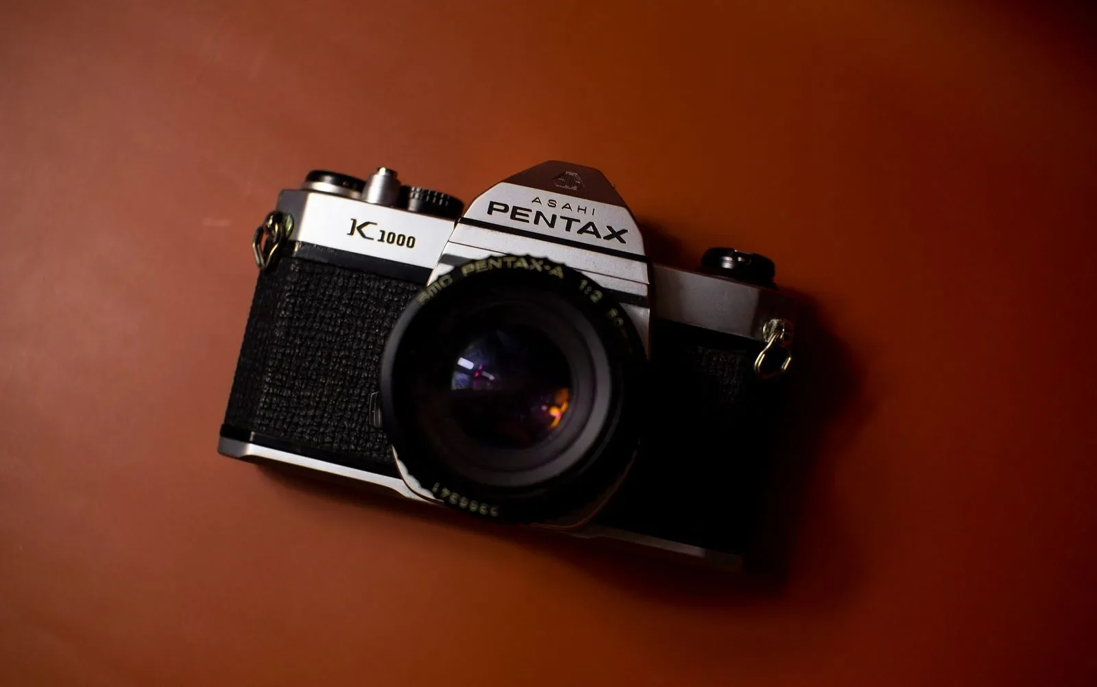 Pentax K1000 z obiektywem SMC Pentax-A 50 mm, w pełni mechaniczna lustrzanka
