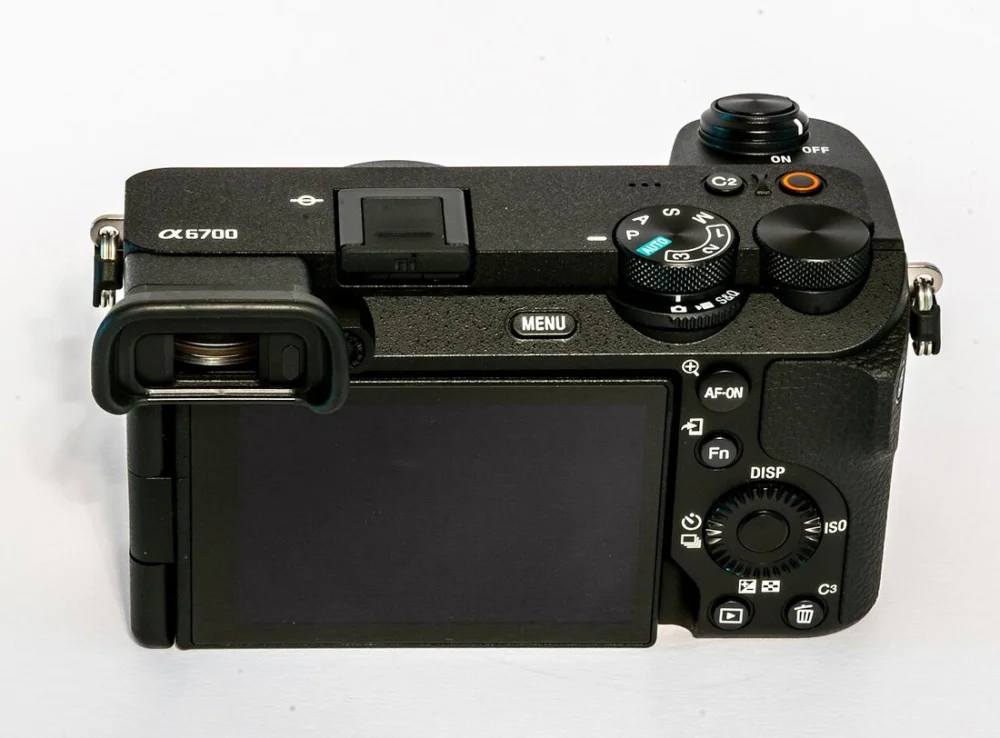 Sony A6700 od tyłu, z odchylanym ekranem i pokrętłami