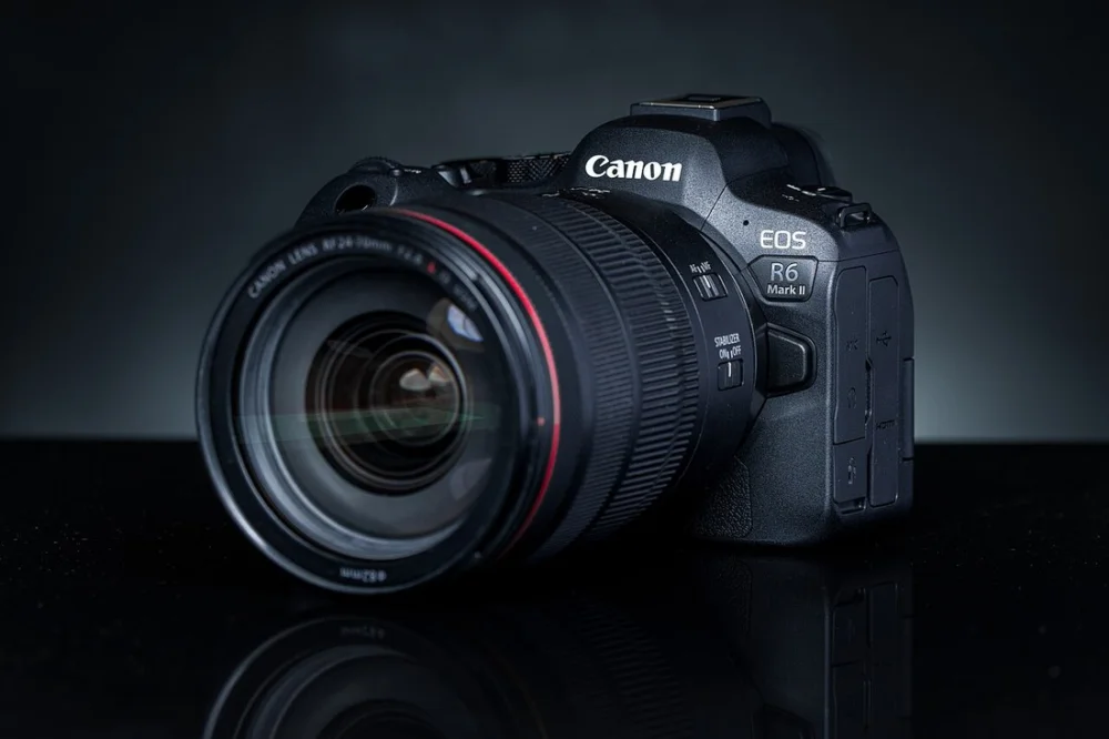 Canon EOS R6 Mark II z obiektywem RF na ciemnym tle