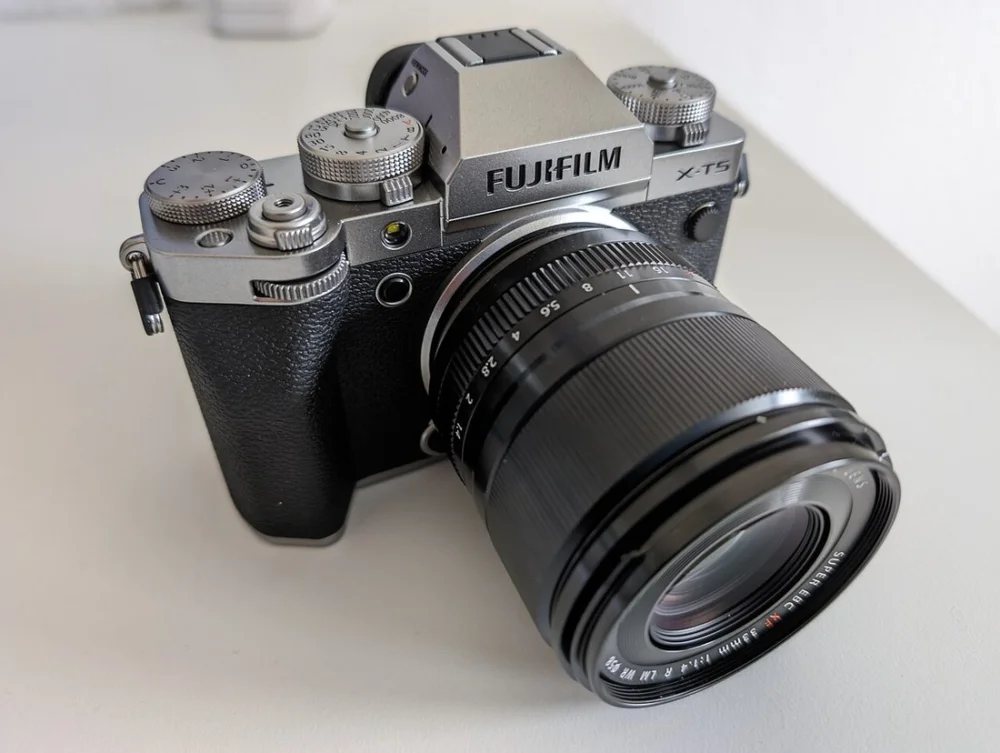 Fujifilm X-T5 w retro obudowie z pokrętłami na górnej płycie