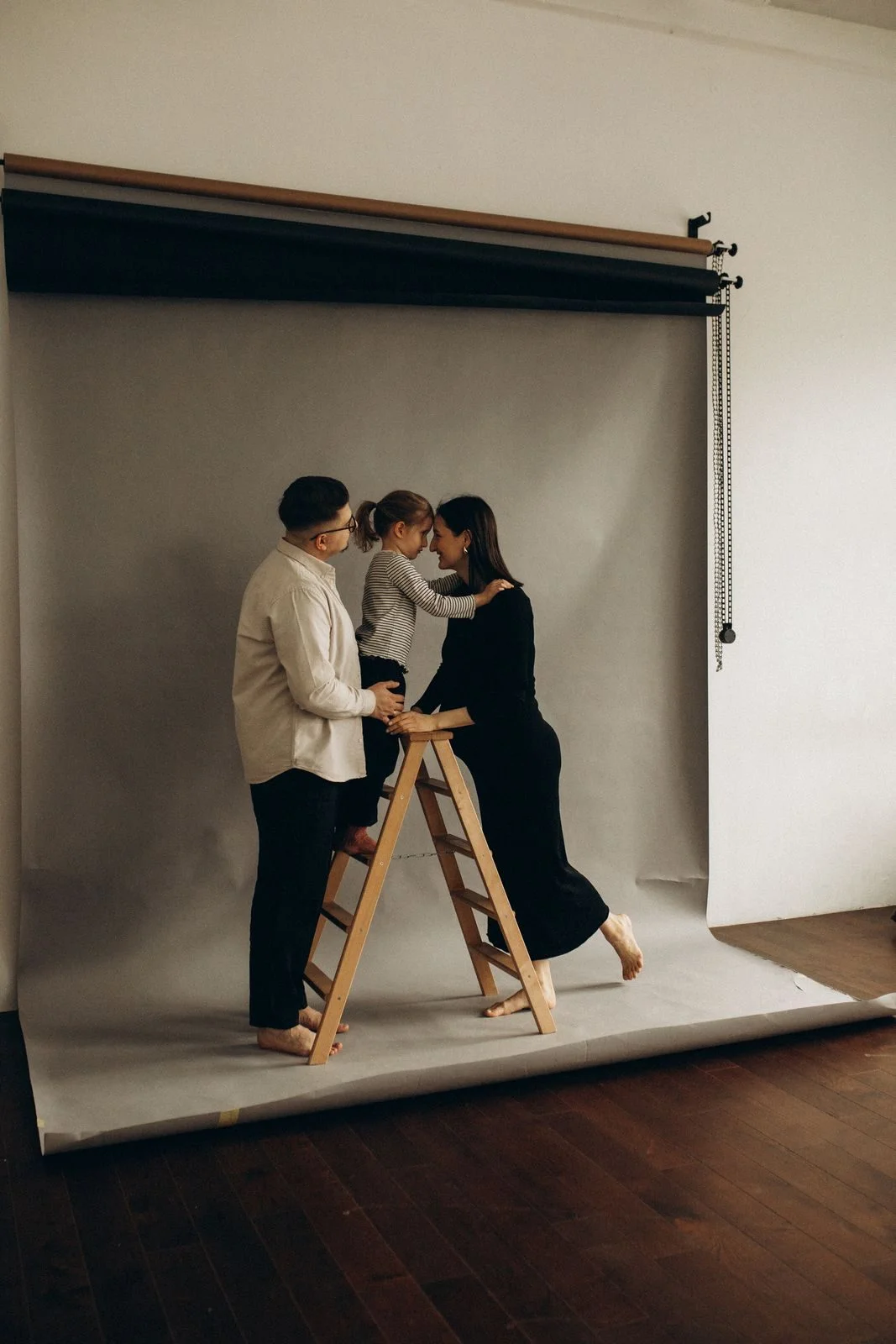 Rodzina z dzieckiem podczas sesji w studiu fotograficznym