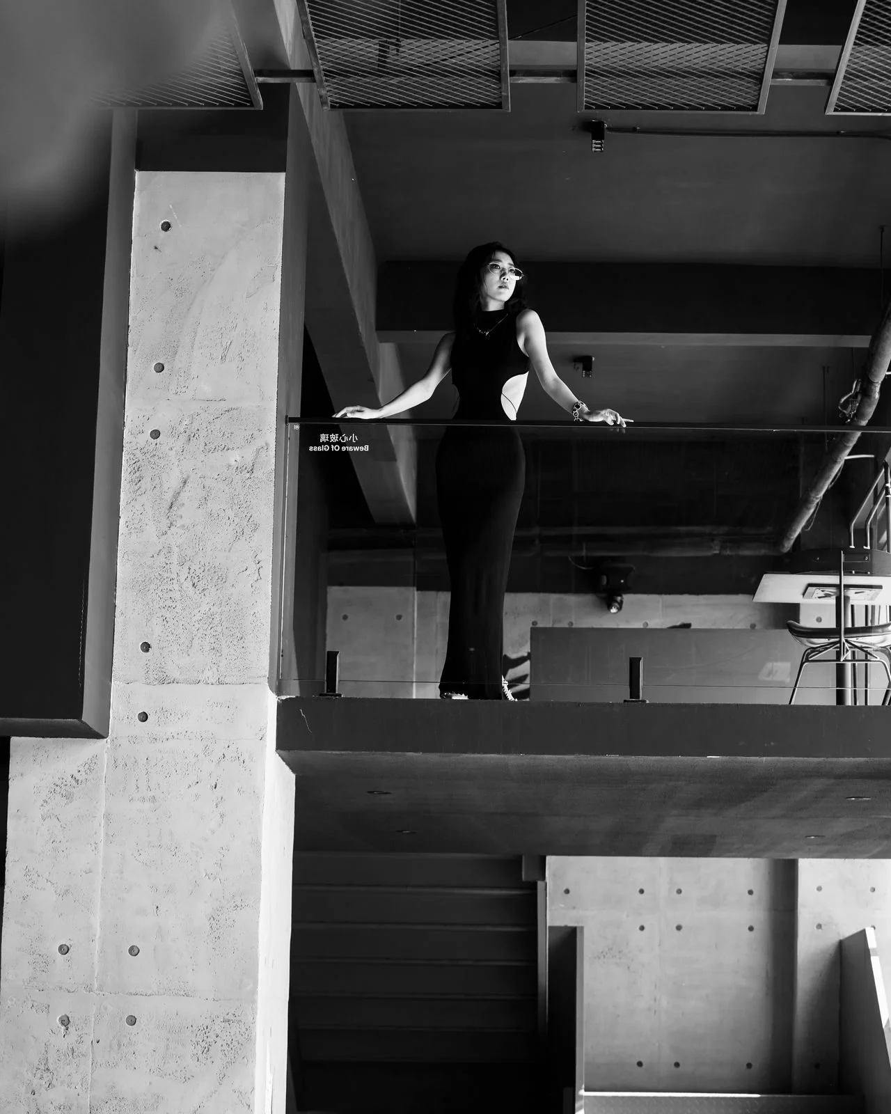 Kobieta pozująca we wnętrzu w stylu loft