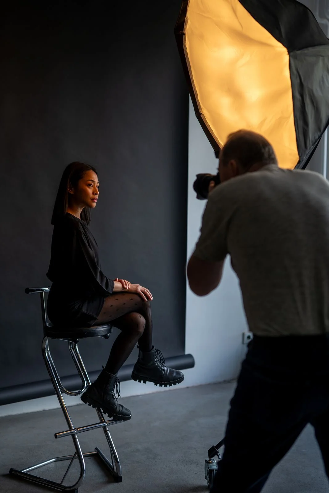 Kobieta pozująca fotografowi w studiu fotograficznym