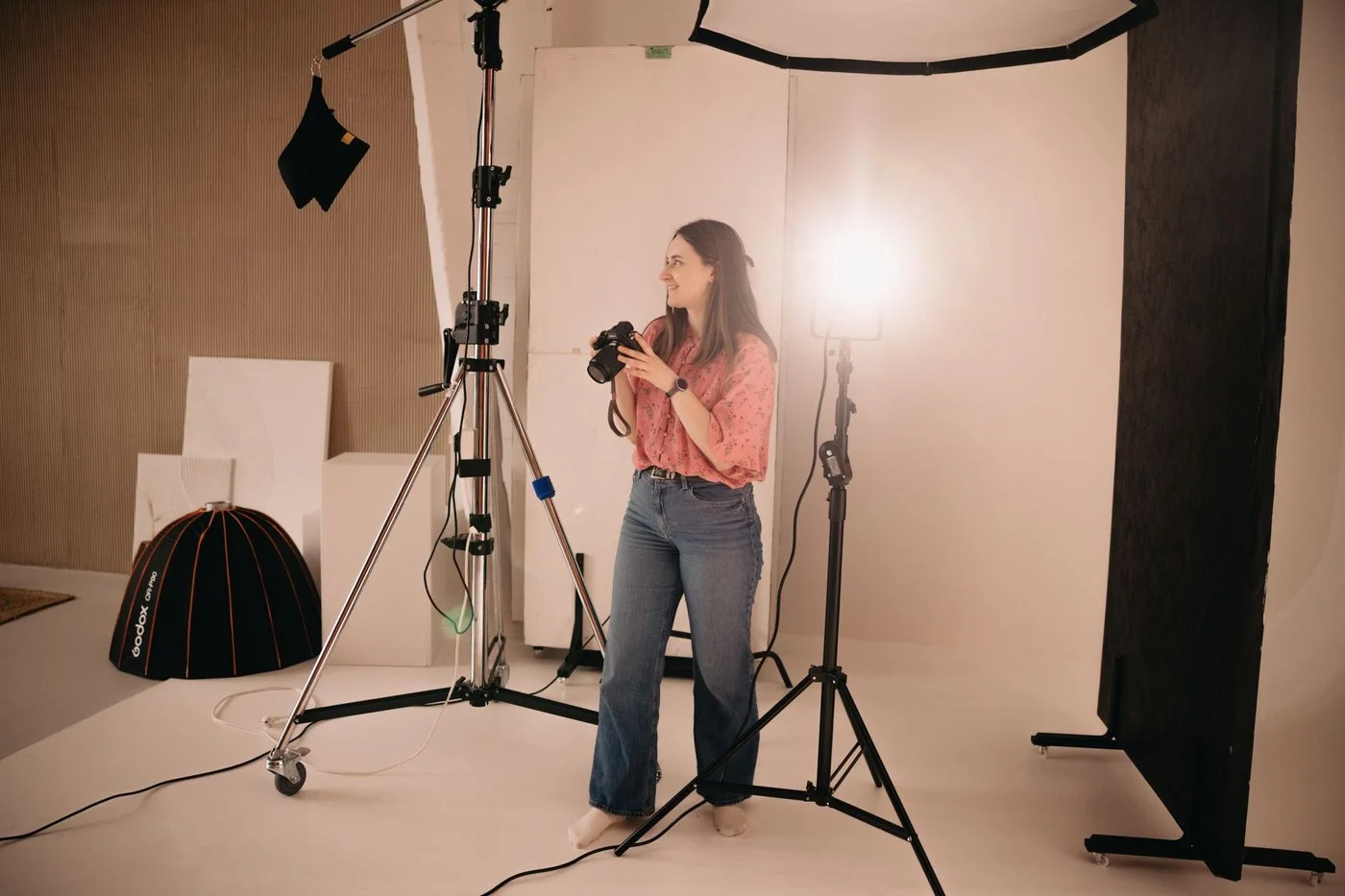 Studio fotograficzne z rozstawionym oświetleniem podczas sesji
