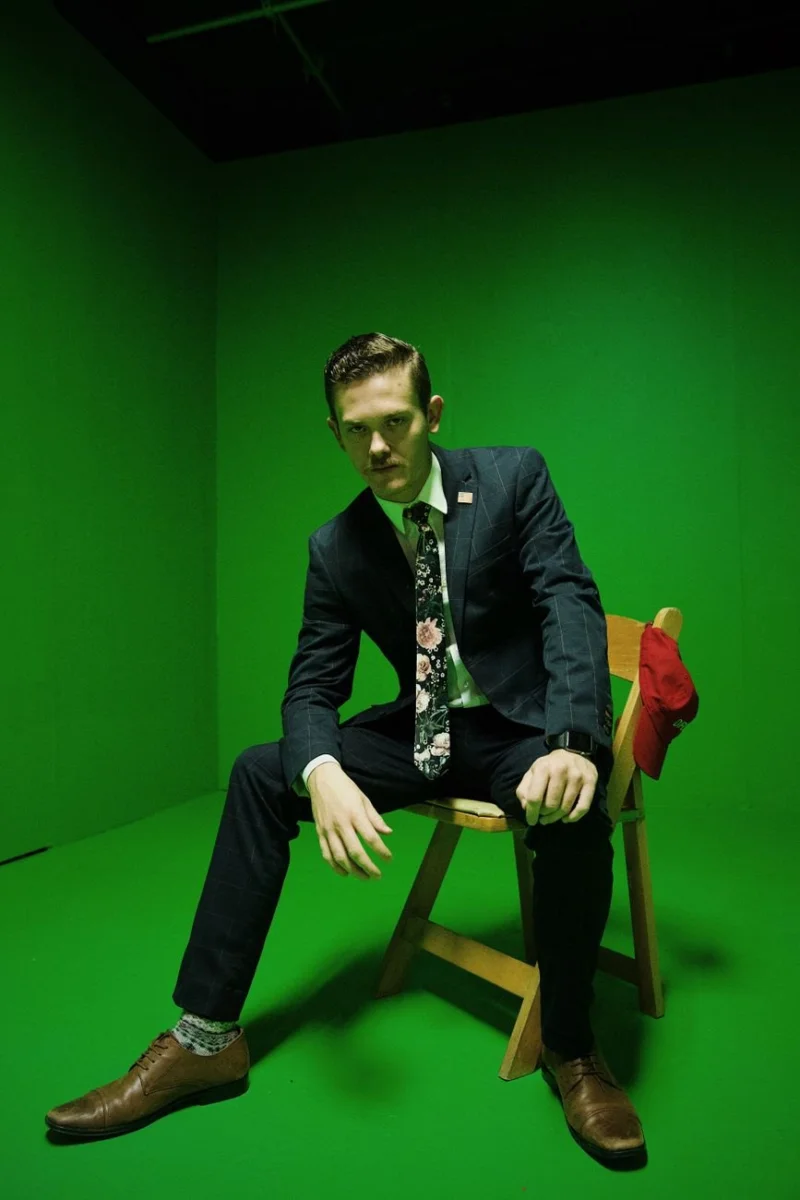 Mężczyzna w garniturze na zielonym tle chroma key