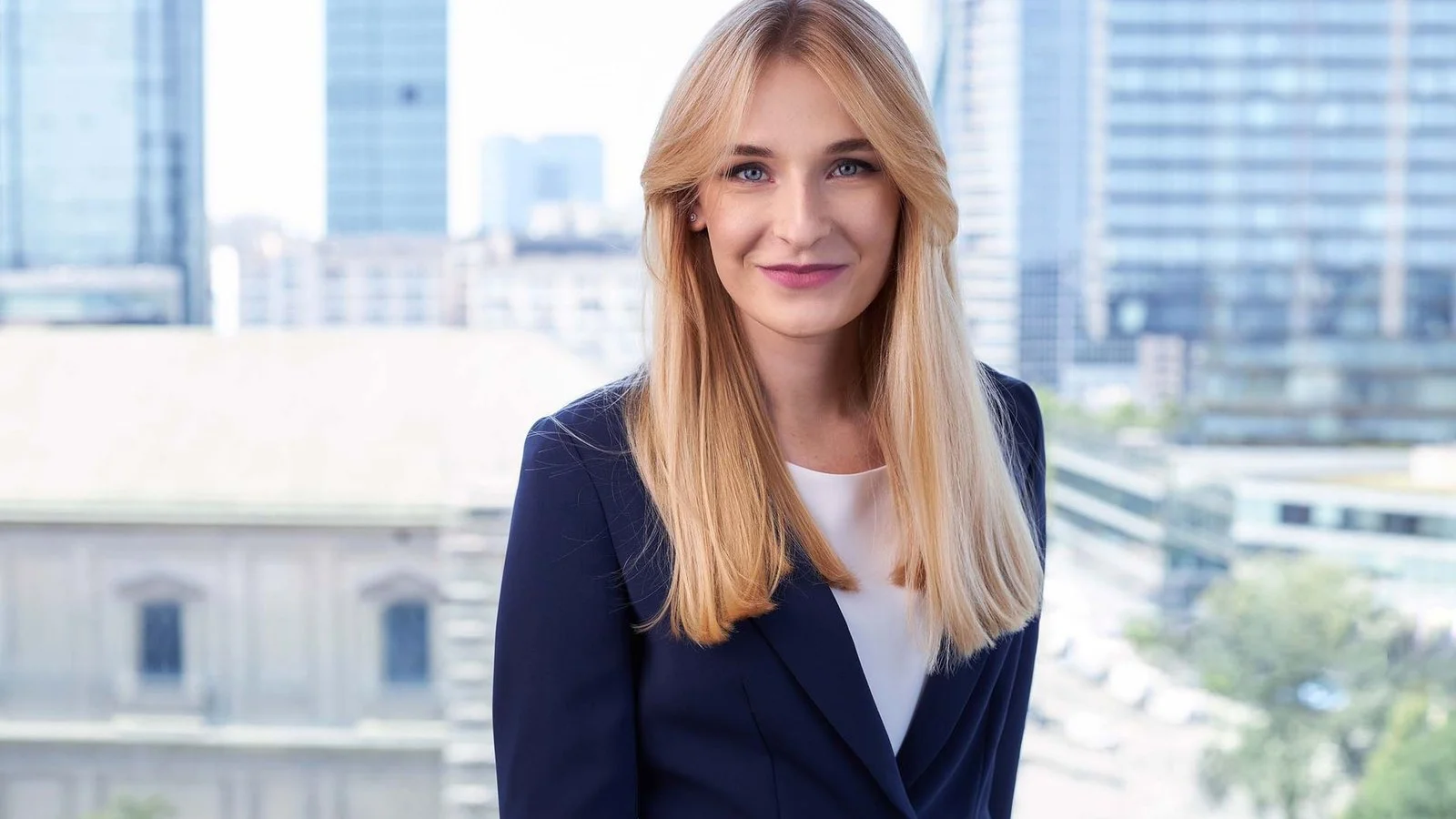 Kobieta w granatowej marynarce na portrecie biznesowym