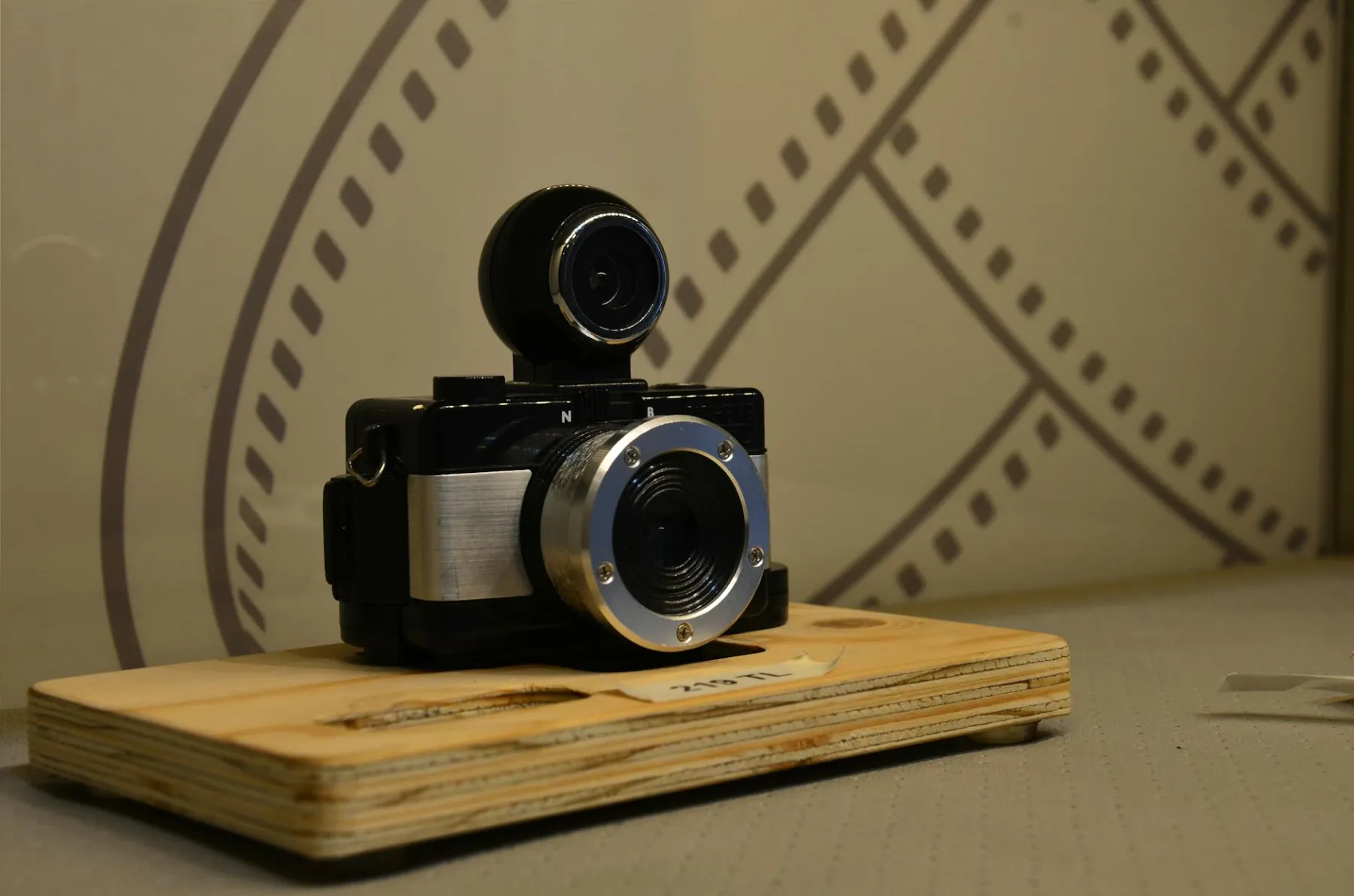 Fotografia otworkowa (pinhole) 2026 — jak zbudować + wywołać