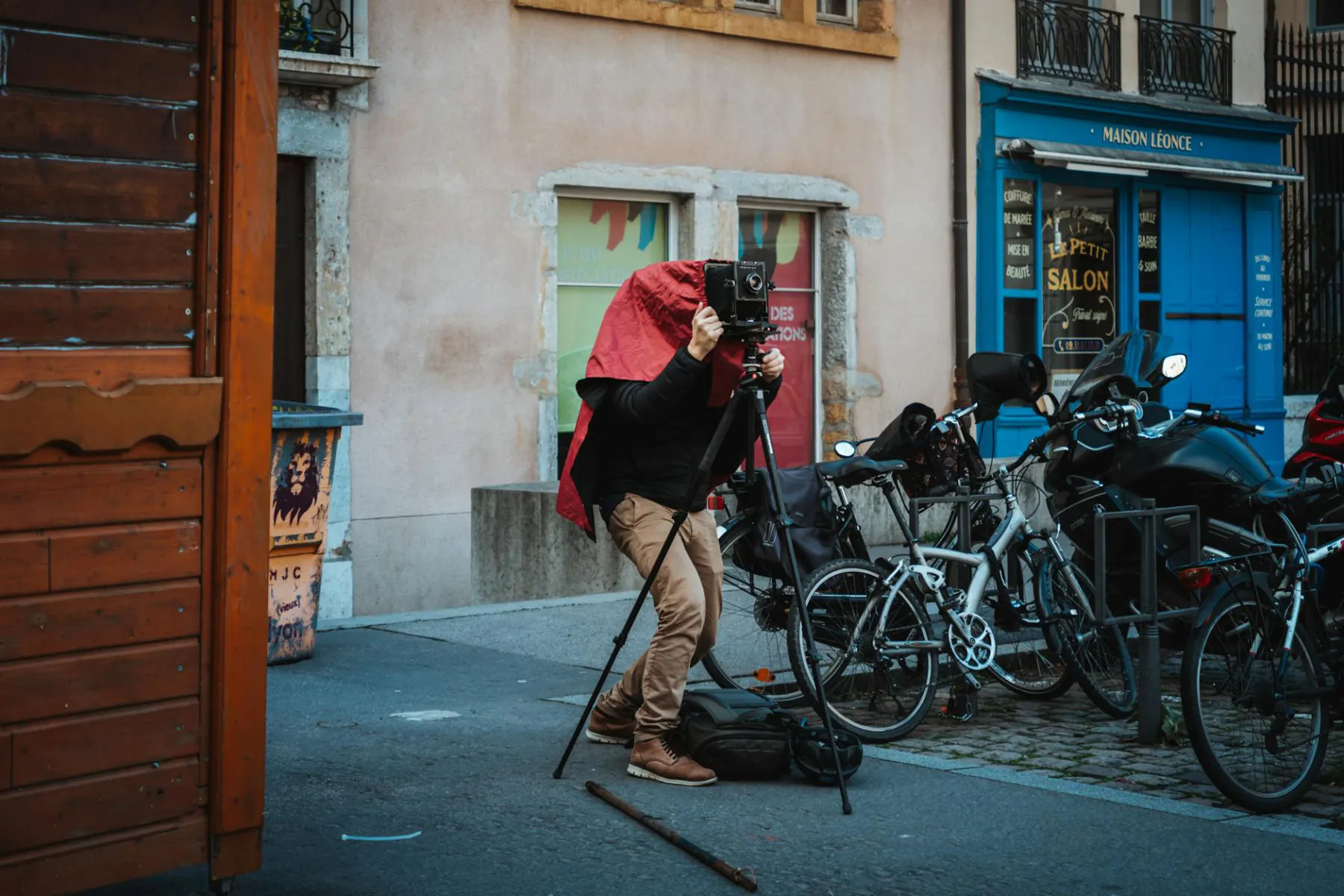 Fotografia uliczna 2026 — street photography (sprzęt + prawo + technika)